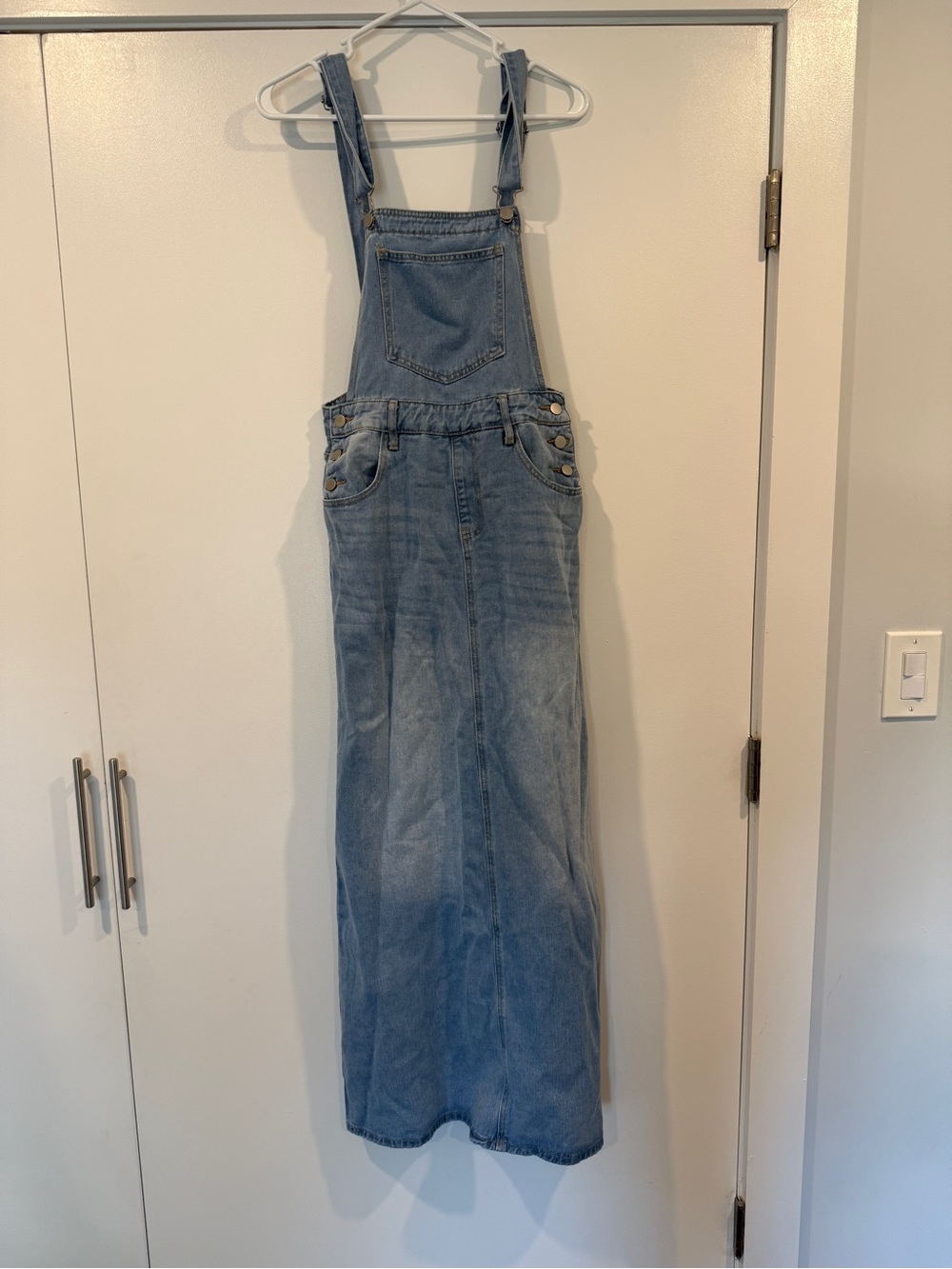 Denim overalls dress
WORN ONCE
